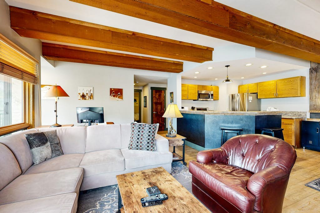 Premier condo walkable to lifts with fireplace, steam room, & on-site dining