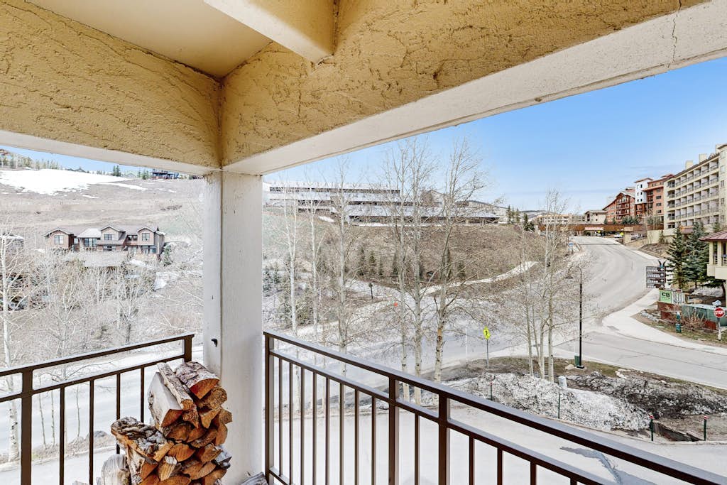 Premier condo walkable to lifts with fireplace, steam room, & on-site dining