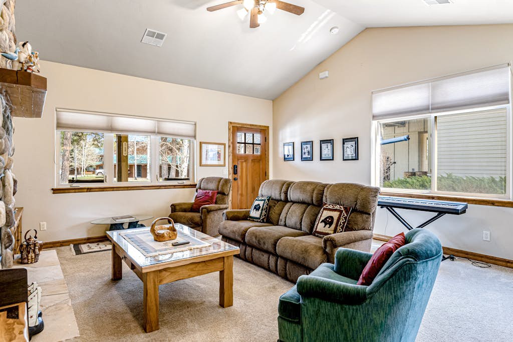 Inviting Townhouse w/ Free WiFi, Washer/Dryer, Gas Fireplace, & Furnished Porch