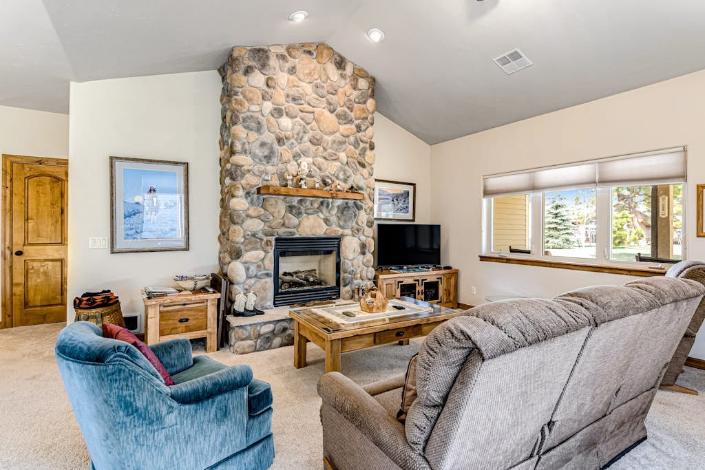 Inviting Townhouse w/ Free WiFi, Washer/Dryer, Gas Fireplace, & Furnished Porch