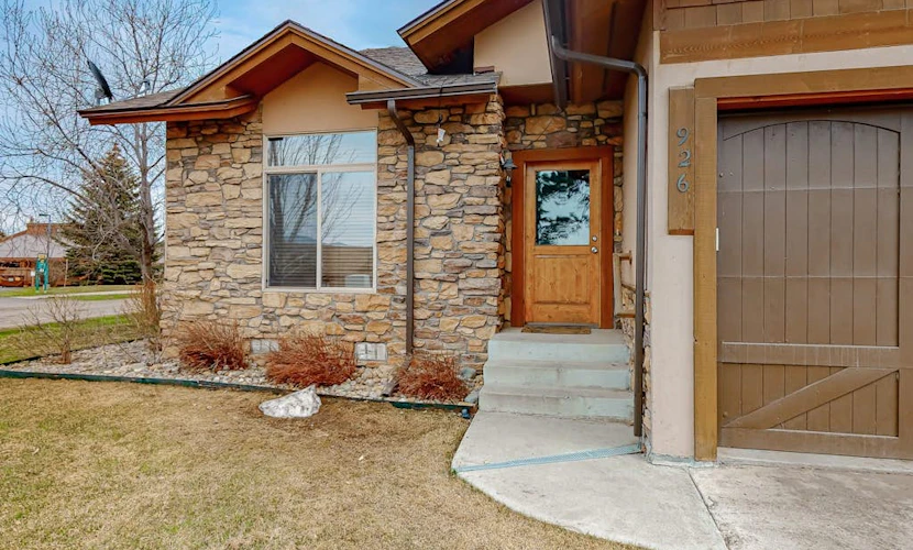 Convenient condo with fireplace & WiFi - walk to rec center pool, tennis & town