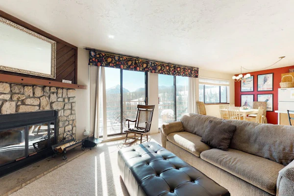 Modern condo with mountain views - near hiking & skiing