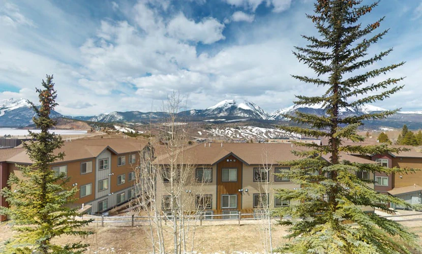 Spacious home w/ mountain views - walking distance to town