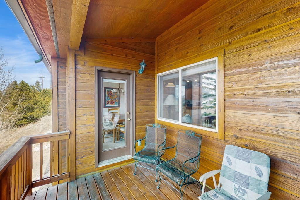 Spacious home w/ mountain views - walking distance to town