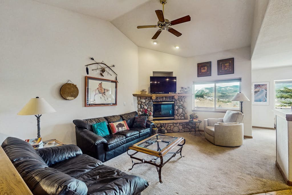 Spacious home w/ mountain views - walking distance to town