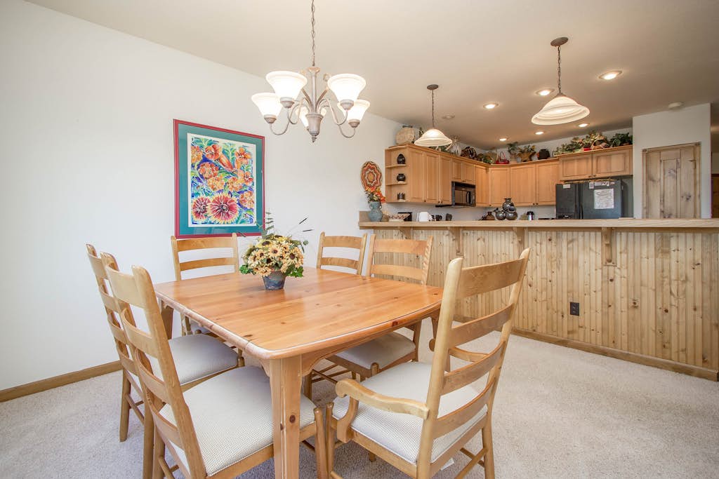 Spacious home w/ mountain views - walking distance to town