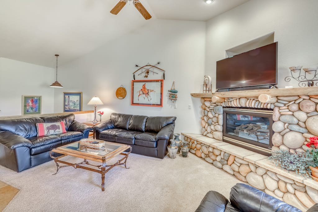 Spacious home w/ mountain views - walking distance to town