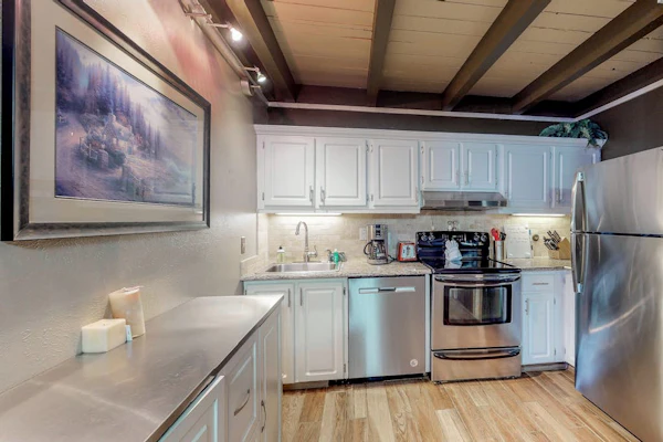 Family-friendly condo w/ shared pool, hot tub, game room, & fitness room