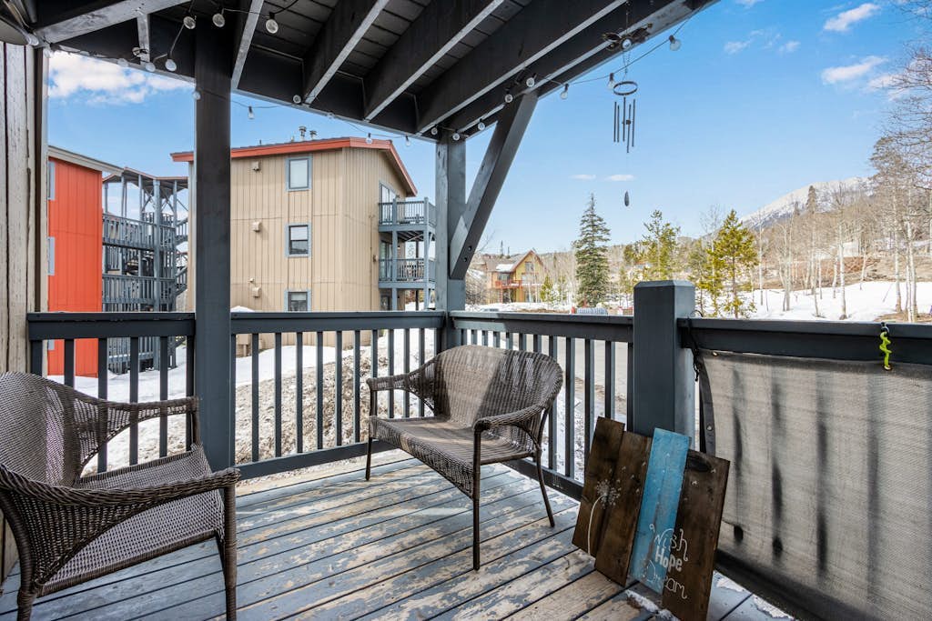 Mountain-view condo in central location with wood stove