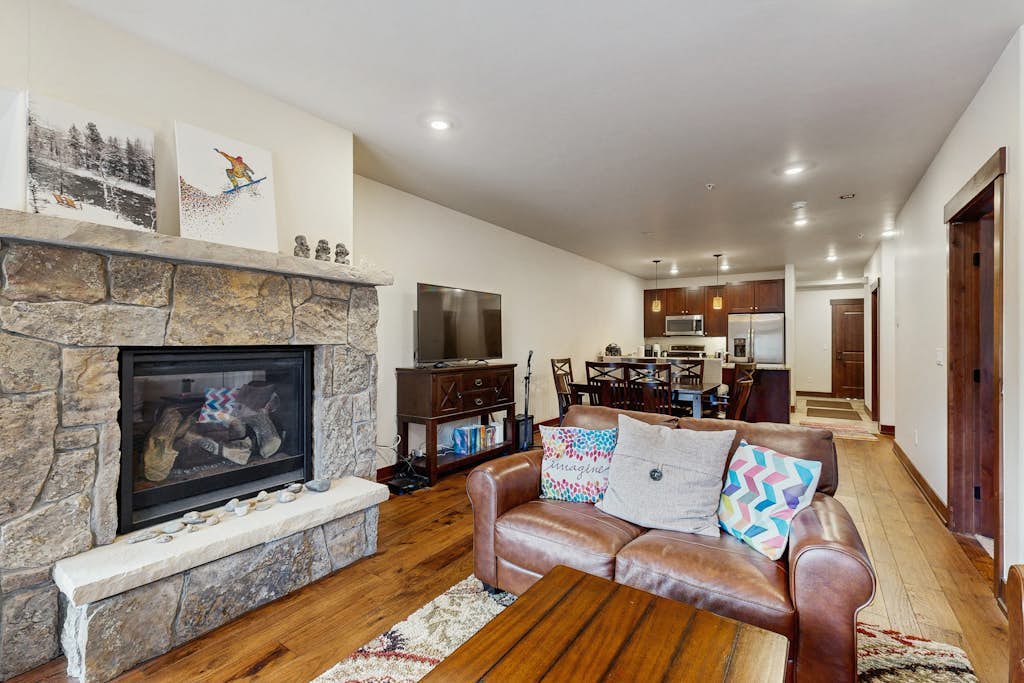 Riverfront condo w/ full kitchen, fast wifi & convenient location