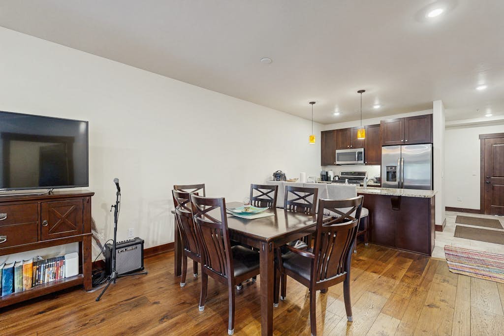Riverfront condo w/ full kitchen, fast wifi & convenient location
