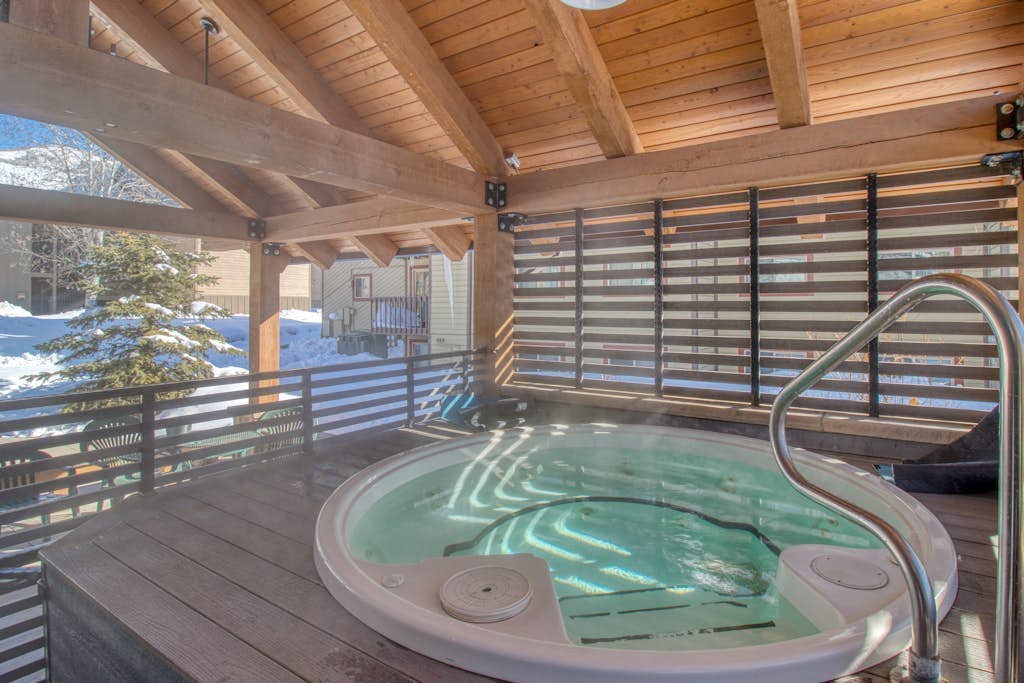 Charming condo w/ hot tubs - walk to the lifts
