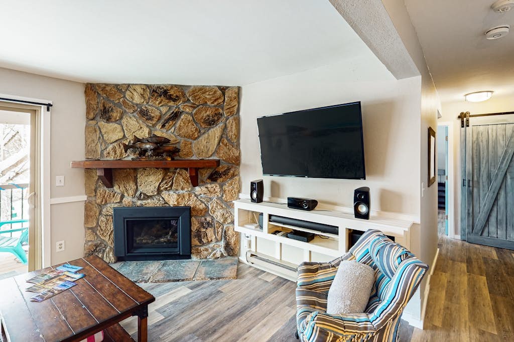 Charming condo w/ hot tubs - walk to the lifts