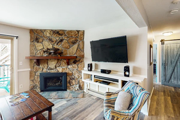 Charming condo w/ hot tubs - walk to the lifts
