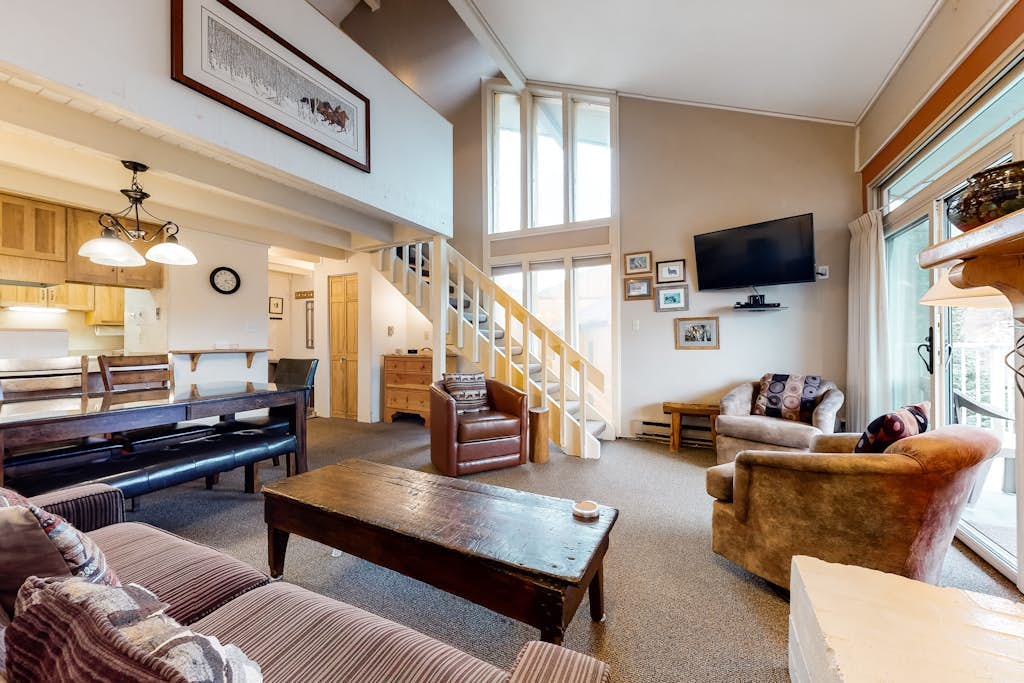 Charming condo with majestic mountain views & 2 balconies - hot tub on-site