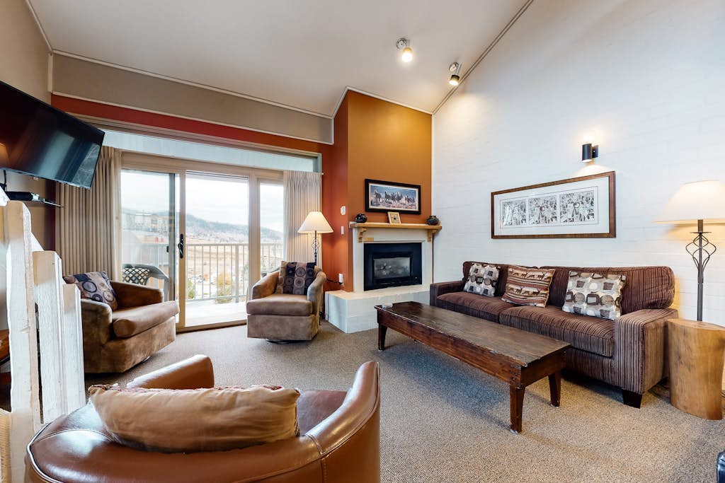Charming condo with majestic mountain views & 2 balconies - hot tub on-site