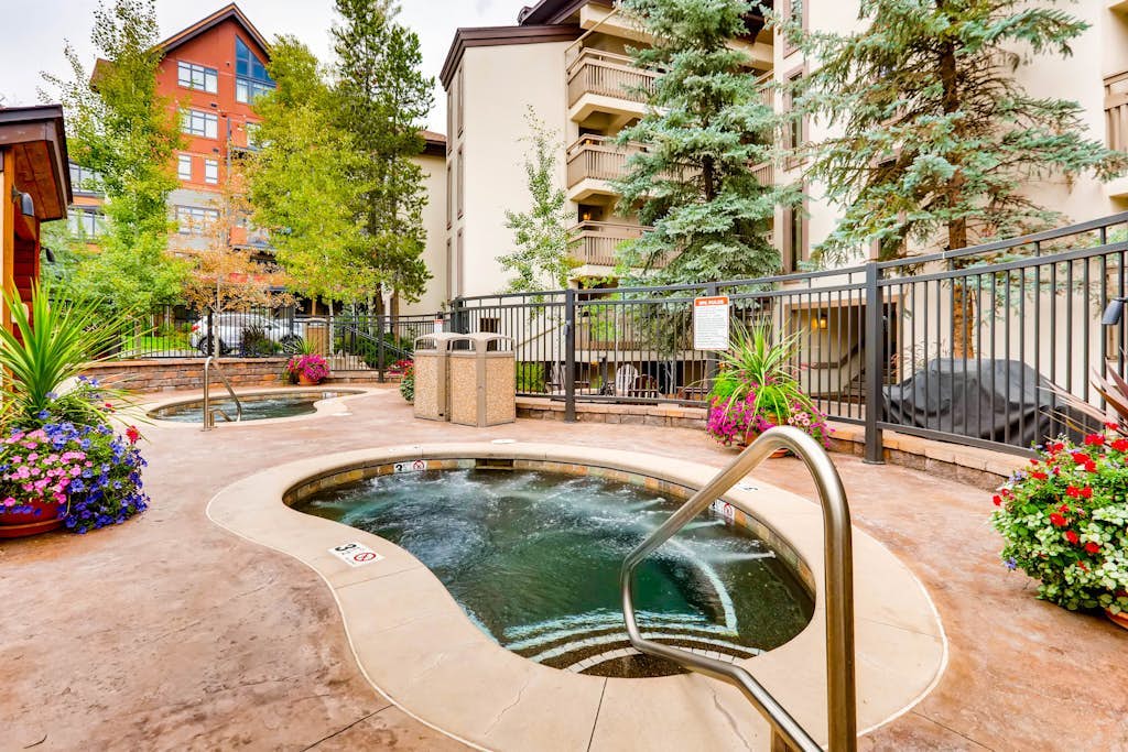 Mountain view condo w/ fireplace, W/D, shared hot tubs/firepit, steps to gondola