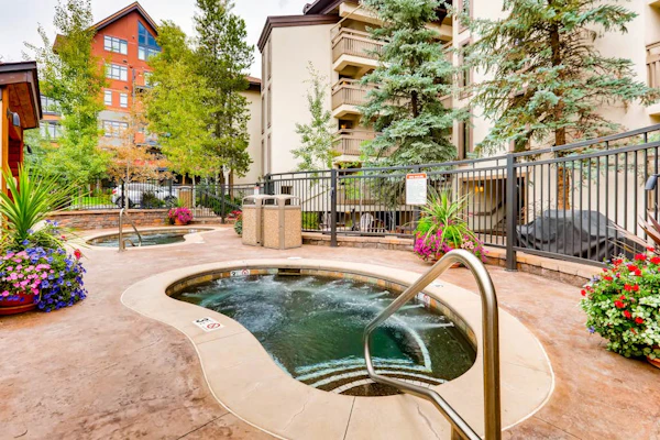 Mountain view condo w/ fireplace, W/D, shared hot tubs/firepit, steps to gondola
