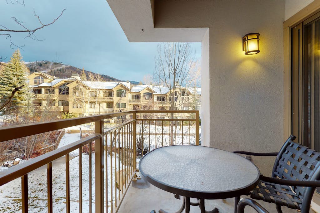 Mountain view condo w/ fireplace, W/D, shared hot tubs/firepit, steps to gondola