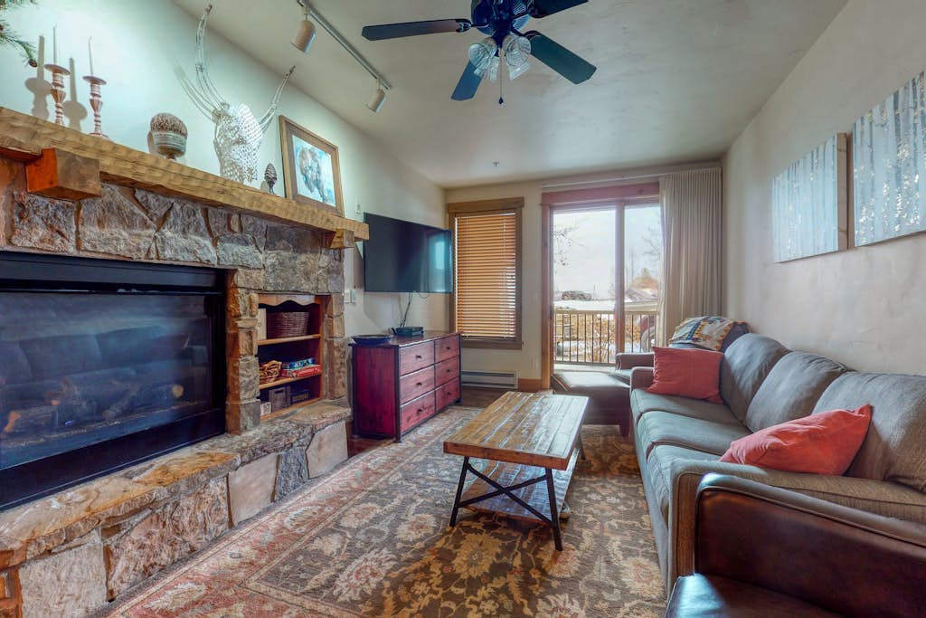 Walk-to-gondola condo w/ fireplace, W/D & resort pool/hot tubs/shuttle/gym