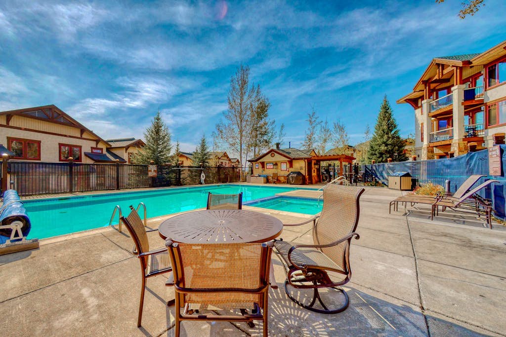 Walk-to-gondola condo w/ fireplace, W/D & resort pool/hot tubs/shuttle/gym