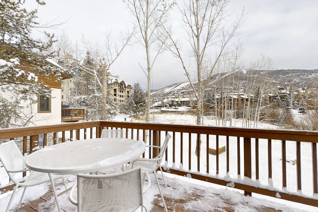 Evergreen 03 Luxurious Townhome Featuring a Shared Pool and Shuttle