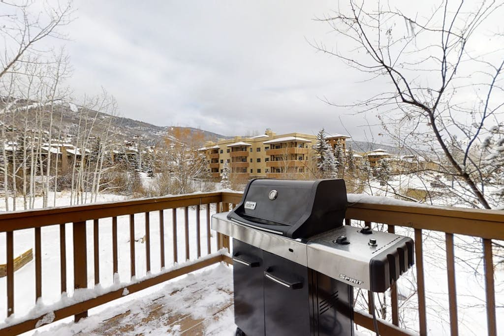 Evergreen 03 Luxurious Townhome Featuring a Shared Pool and Shuttle