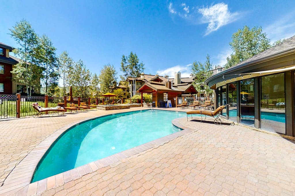 Lovely large condo w/shared hot tub, pool, sauna, fitness center, WiFi