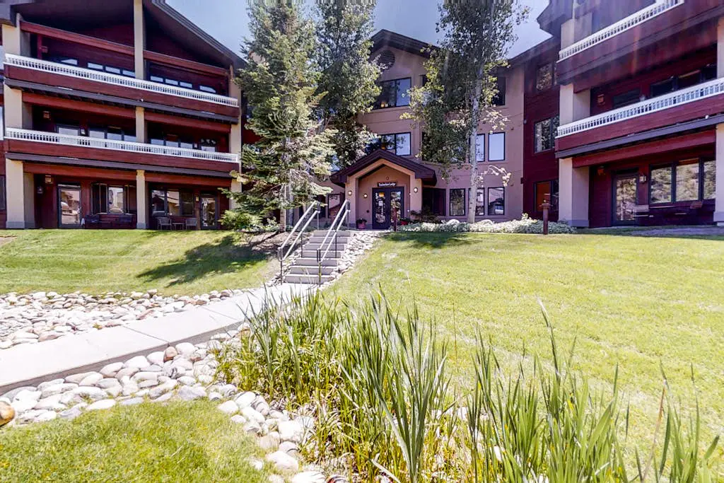 Emerald Lodge 5202