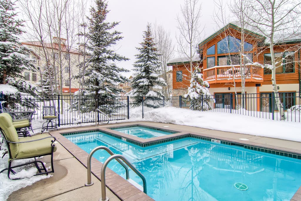 Evergreen 04 Mountain retreat, fireplace shared pool/hot tub