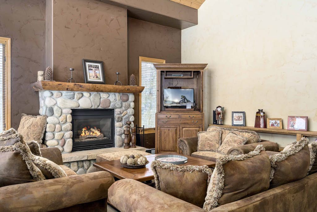 Evergreen 04 Mountain retreat, fireplace shared pool/hot tub