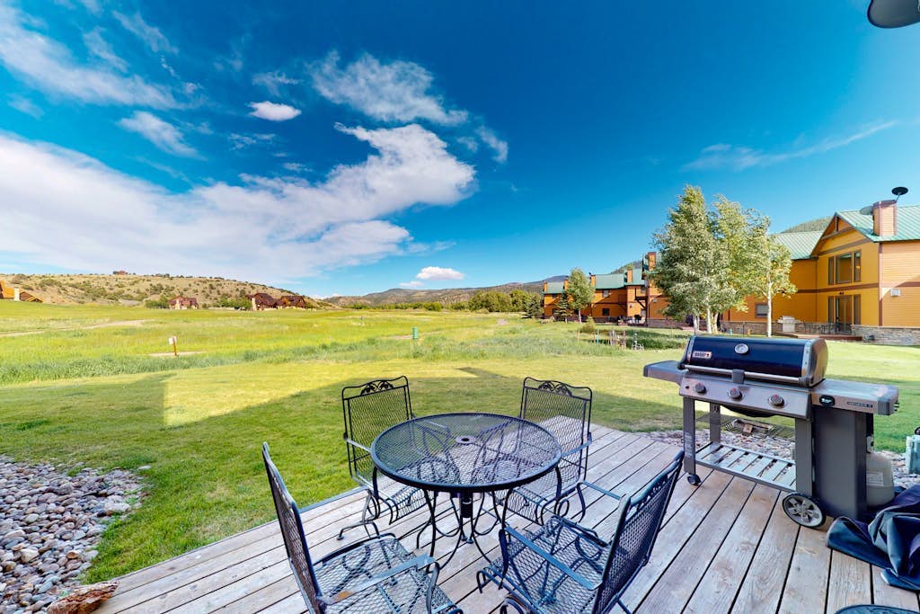Outdoor lover's retreat with fireplace, scenic deck, grill, & W/D - near skiing