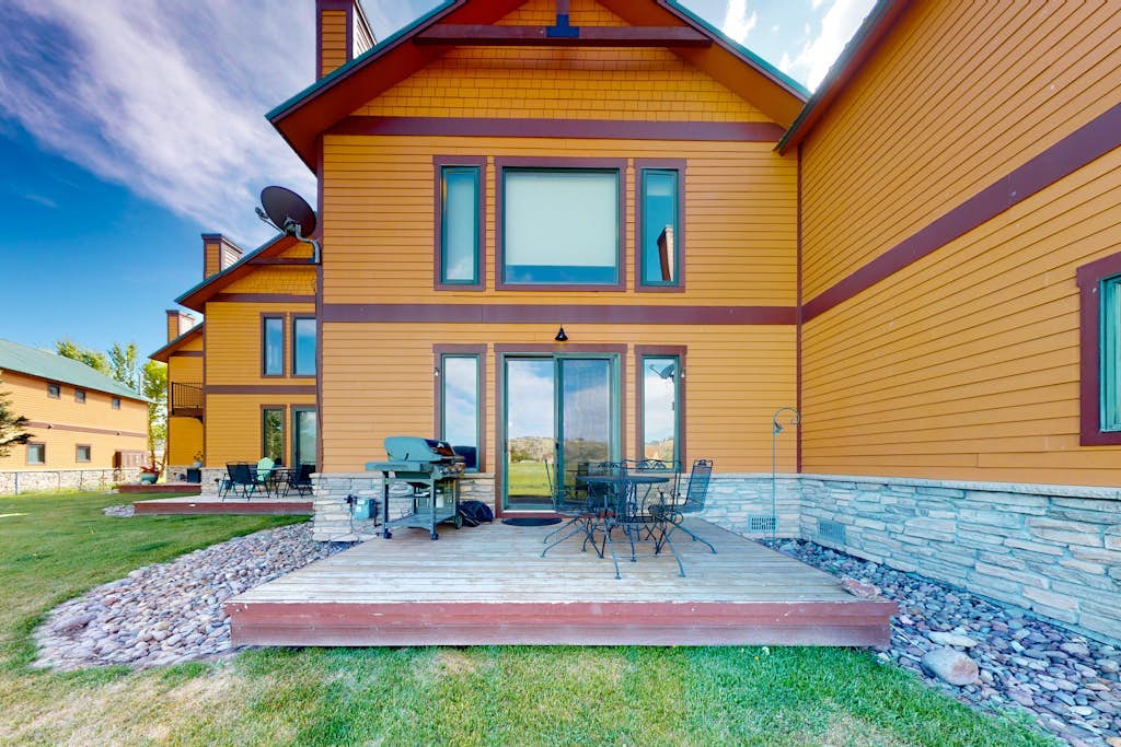 Outdoor lover's retreat with fireplace, scenic deck, grill, & W/D - near skiing