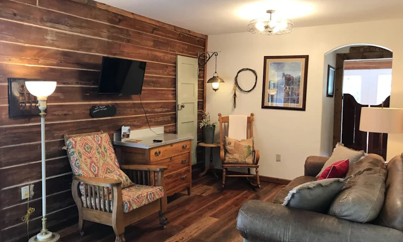 Rustic and charming dog-friendly mountain retreat with deck, W/D, & amazing view