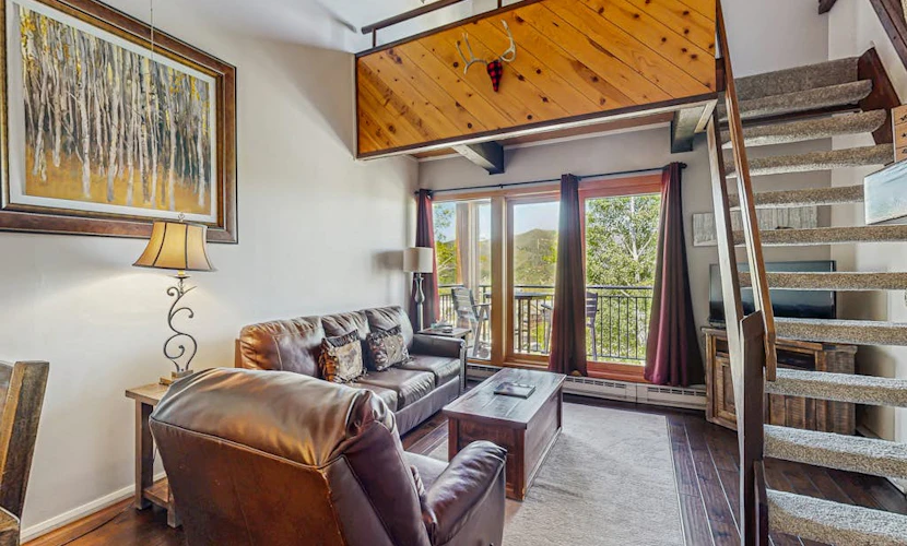 Top Floor Loft with Free WiFi, Shared Pool & Hot Tub - Steps to Gondola Square