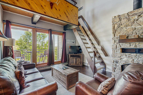 Top Floor Loft with Free WiFi, Shared Pool & Hot Tub - Steps to Gondola Square