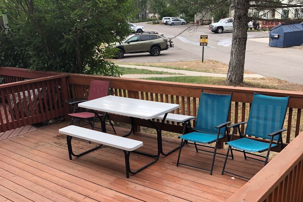 Welcoming condo with gas fireplace, pool & hot tubs