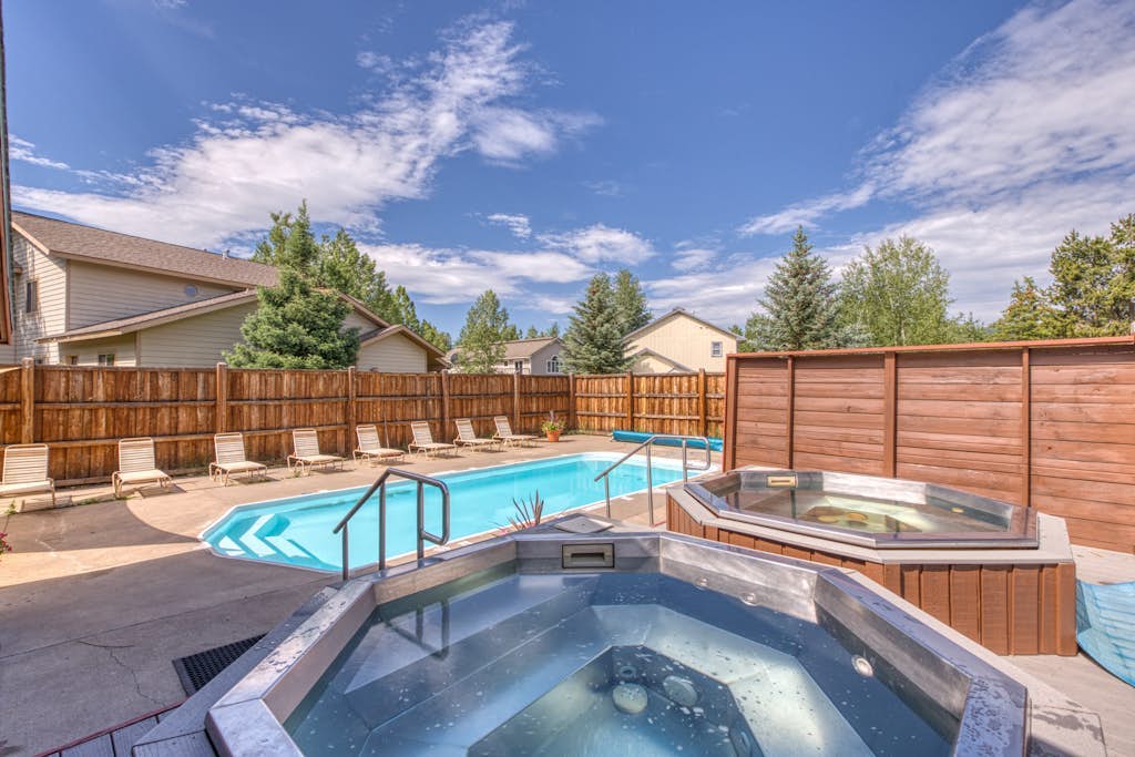 Welcoming condo with gas fireplace, pool & hot tubs