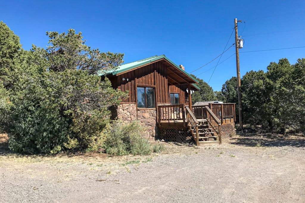 Charming dog-friendly mountain getaway w/ hot tub, fireplace, W/D, & great views