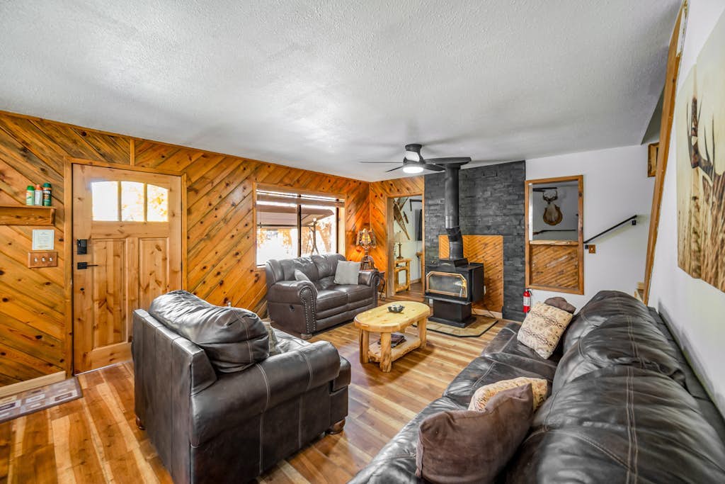 Spacious home with hot tub, gas grill, fireplace, & washer/dryer