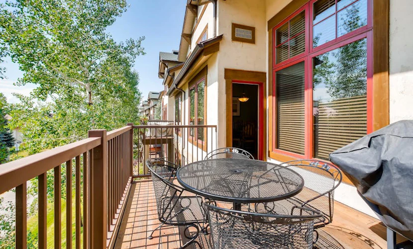 1521 EagleRidge Beautiful townhome w/ fireplace & shared hot tubs/pool/gym - walk to lifts