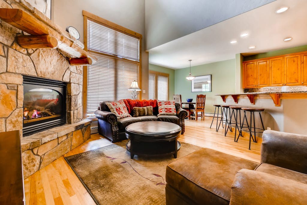 1521 EagleRidge Beautiful townhome w/ fireplace & shared hot tubs/pool/gym - walk to lifts