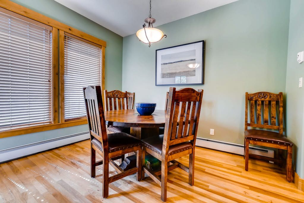 1521 EagleRidge Beautiful townhome w/ fireplace & shared hot tubs/pool/gym - walk to lifts