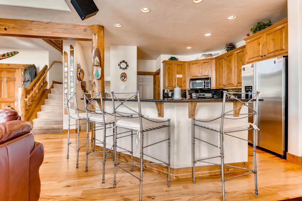 1536 Eagleridge Townhouse w/Fireplace & Shared Pool/Hot Tubs/Gym/Firepit - Walk to Gondola