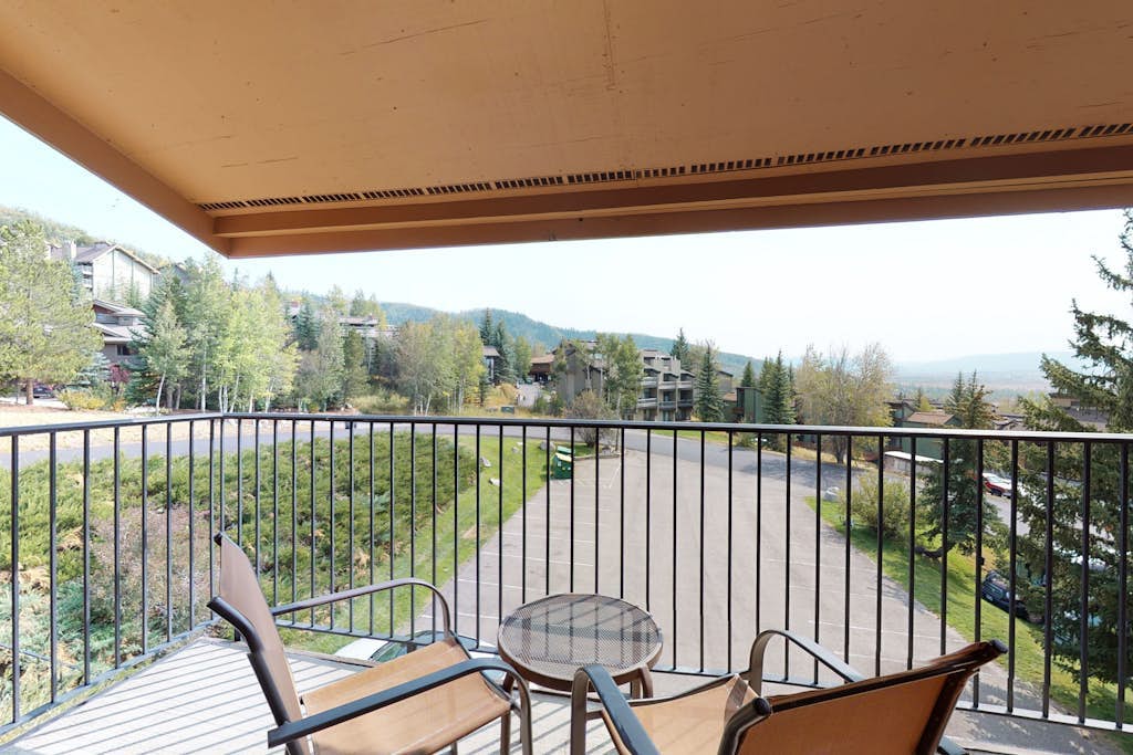 Ideally located ski-in/ski-out condo w/shared hot tub plus winter shuttle