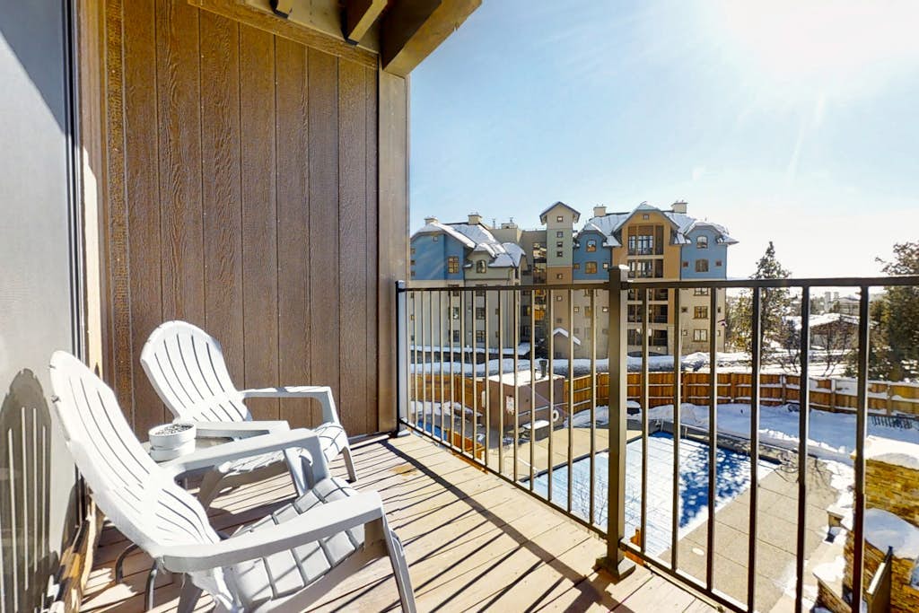 Well-appointed condo w/shared hot tub & pool & free WiFi - steps from ski lifts