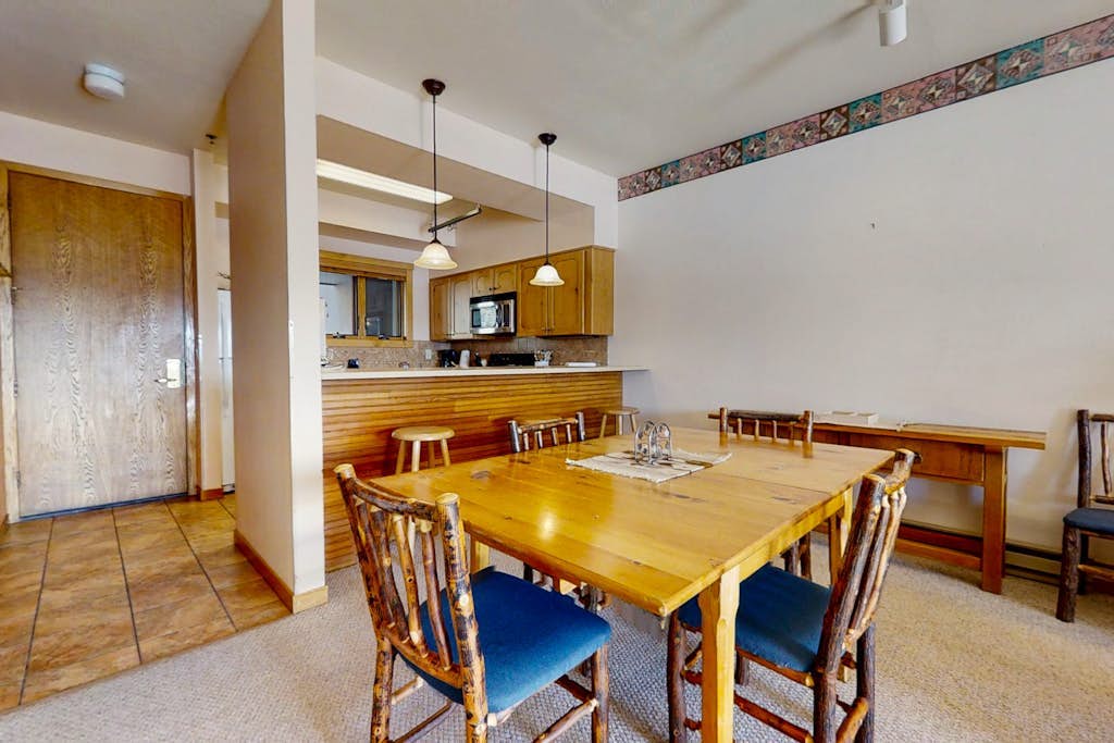 Well-appointed condo w/shared hot tub & pool & free WiFi - steps from ski lifts