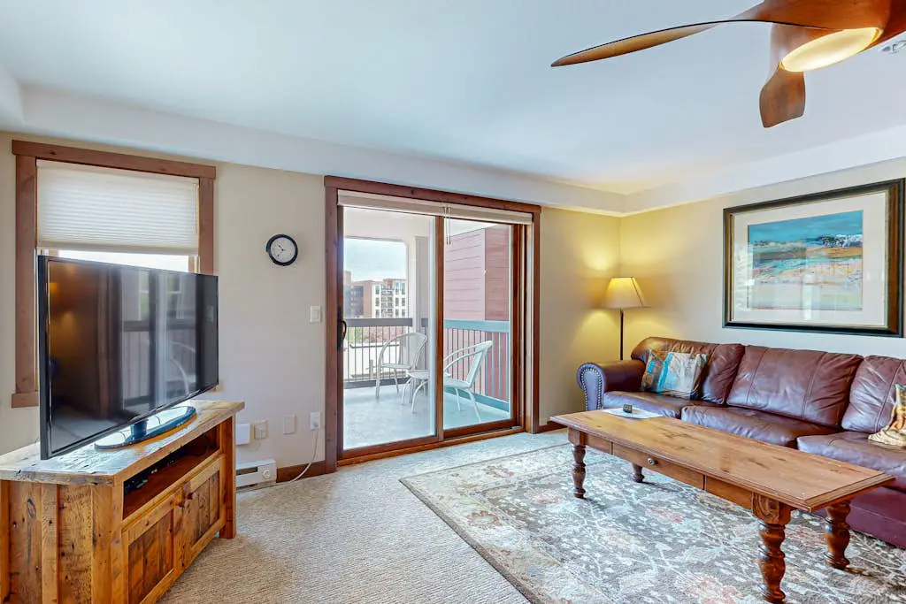 Torian Plum Plaza 404