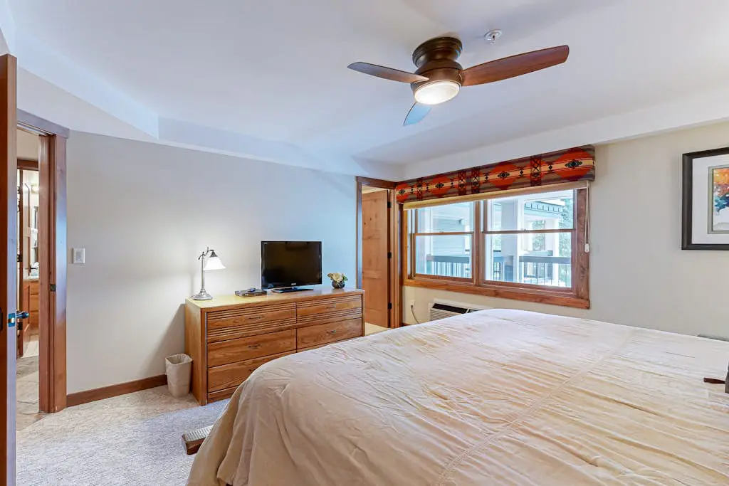 Torian Plum Plaza 404
