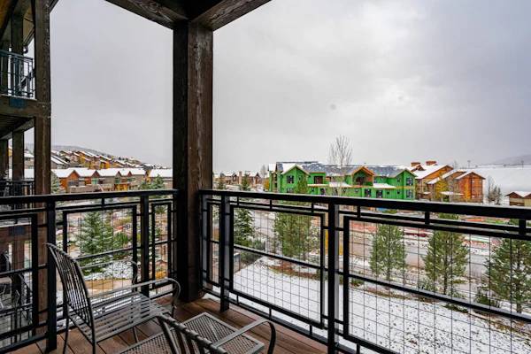 Brilliant upscale condo w/ADA accessibility & shared hot tubs, pool, gym, grills